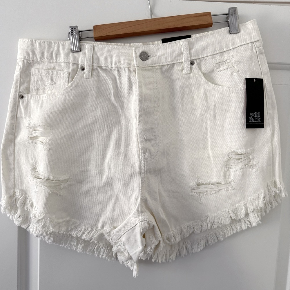 NEW w/ Tags Wild Fable Women's White Distressed Shorts w/Fringe Size 16